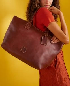 Florentine Medium Russel Bag Ecru -Online Sale Dooney & Bourke 8L569 ILD lifestyle 1