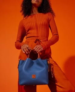 Pebble Grain Small Barlow Clementine -Online Sale Dooney & Bourke BPEBC1034 ILD lifestyle 1