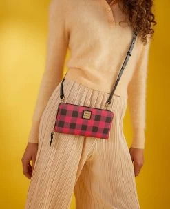 Tucker Large Zip Around Wristlet Crossbody Black -Online Sale Dooney & Bourke BTUCK1792 ILD lifestyle 1