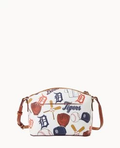MLB Tigers Suki Crossbody Med Wristlet TIGERS -Online Sale Dooney & Bourke M1696G QUMWPATNTGRS ALT3