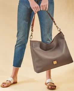 Pebble Grain Extra Large Courtney Sac Red -Online Sale Dooney & Bourke R0473 ILD lifestyle 1