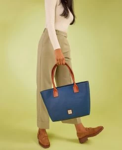 Pebble Grain Small Russel Jeans 29 Pebble Grain Small Russel Jeans -Online Sale Dooney & Bourke R0567 ILD lifestyle 1