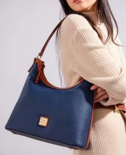 Pebble Grain Hobo Coral 29 Pebble Grain Hobo Coral -Online Sale Dooney & Bourke R1613 ILD lifestyle 1